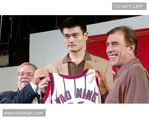 姚明滑翔扣的传奇瞬间如何改变了篮球运动的魅力与观赏性