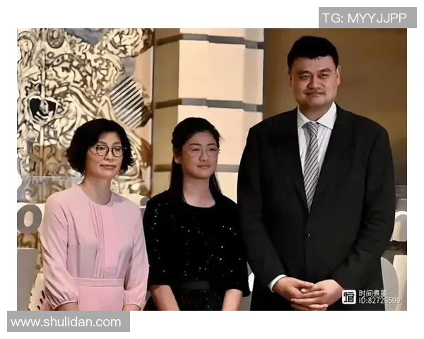 姚明轻松一刻：当巨人也有小烦恼，摸鼻子的背后故事