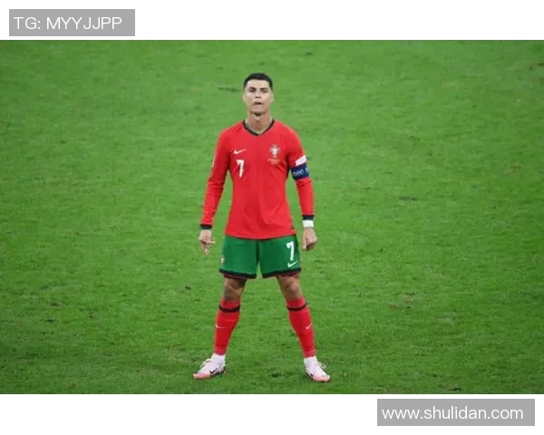 足球明星C罗的帅气魅力与场上风采完美结合的精彩瞬间