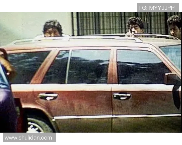 足球明星遭遇仙人跳敲诈事件真相揭秘引发社会广泛关注与讨论 足球明星遭遇仙人跳敲诈事件真相揭秘引发社会广泛关注与讨论