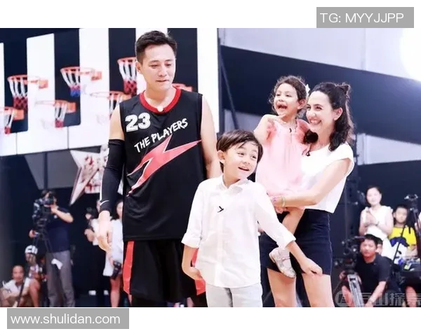 当女明星邂逅篮球明星：星光璀璨下的浪漫瞬间与情感交汇