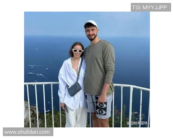 篮球明星与妻子甜蜜合影展现幸福生活瞬间引发粉丝热议